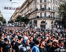 包含法兰克福队众志成城，追逐胜利的梦想的词条