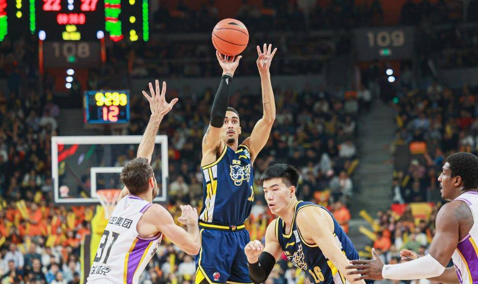 九州官方网站-球员表现出色，疯狂攻击助球队扩大领先优势的简单介绍