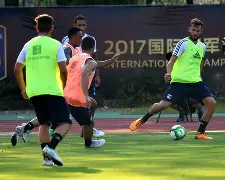 九州平台-里昂队与尼斯队战平，遭遇主场不胜的尴尬