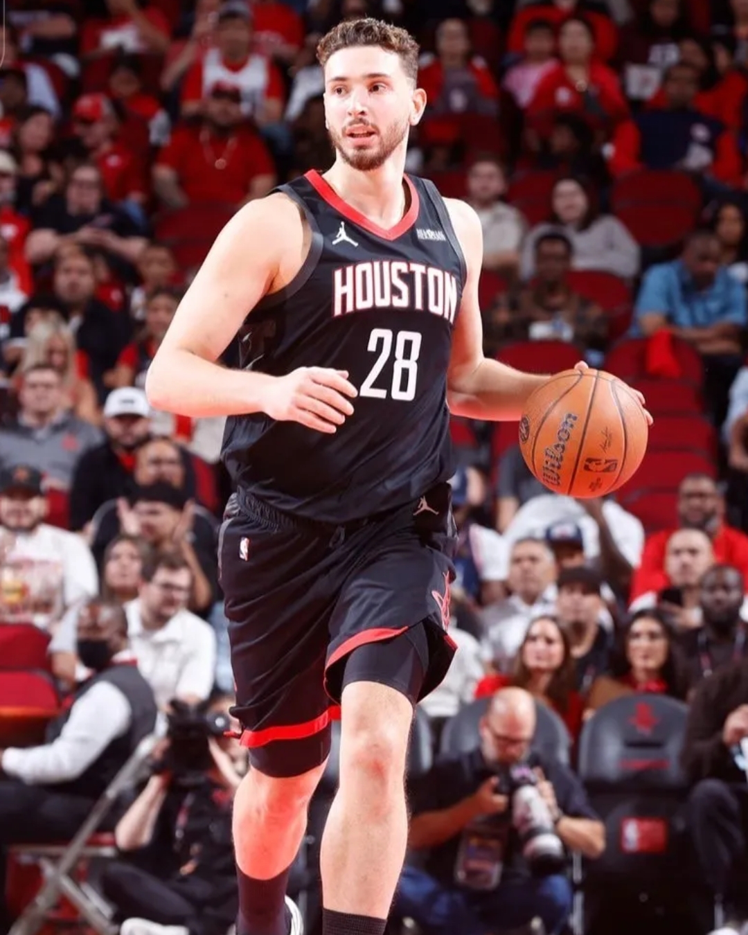 火箭队五连胜引发球迷狂欢，球员齐心合力向前冲的简单介绍