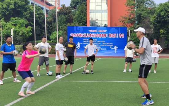 专业足球培训学校开学季，学员热情备课的简单介绍